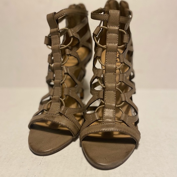 Daisy Fuentes Gladiator Heels. Size 8 1/2. - Picture 3 of 7